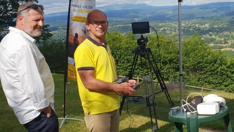 Découvre un pilote de drone en mission 