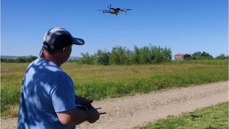 Découvre un pilote de drone en mission 